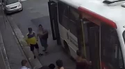 Matka i dziecko wypadli z autobusu