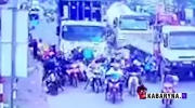TIR wjeżdża w grupę motocyklistów na skrzyżowaniu