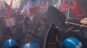 Włoska policja pałuje lewaków