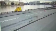 Ciężarówka wpada do rzeki