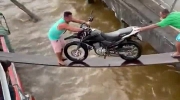 Jak nie ładować motocykla na jacht