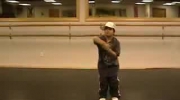 maly chlopiec tanczy hip hop