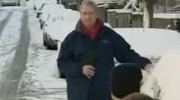 Reporter obrzucony śnieżkami