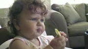 Małe dziecko je cytryne