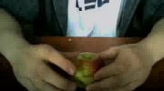 Jak rozpołowić jabłko za pomoca palca i pięści
