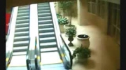 Dziadek na ruchomych schodach