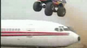 Monstertruck skacze nad samolotem!