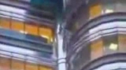 basejumping uderzyl w Petronas Twin Towers