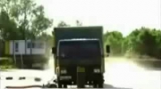 ciężarówka uderza w metalowy słup - test