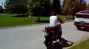 idiota na motorze bez prawa jazdy chyba