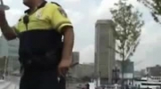 policjant d****ał się do dzieciaków na deskorolkach