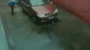 kobieta wjeżdża  na myjnie samochodową
