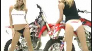 Sexowne bliźniaczki kochają motocykle