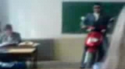 moto in classe a scuola..video bellissimo! SCUOLAZOO