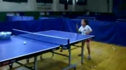 Mała Chinka gra w ping ponga