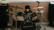 Młody perkusista
