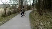 mistrz kierownicy ucieka no rowerze