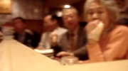 Co widzi kamera pozostawiona na pasie transmisyjnym w barze sushi?