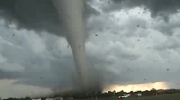 Pięknie ujęte tornado z daleka