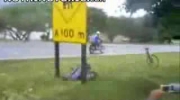 Śmieszny wypadek na rowerze
