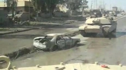 Czolg przejechal po samochodzie z bomba