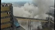 Burzenie komina w elektrowni Konin