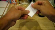 Otwieranie butelki kartka papieru
