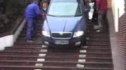 Kierowca zawisł na schodach przy gorzowskiej restauracji