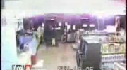 brutalny napad na sklep bandyta ogłusza sprzedawce waląc w niego gaśnicą