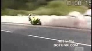 uliczne wyścigi super szybkimi motorami - koleś podczas wypadku robi dwu metrową dziure w kamiennym murze