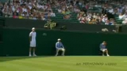 Gwiazda tenisa gra z dziewczyną do podawania pilek podczas Wimbledonu!