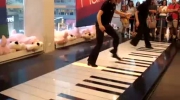 Dwie laski tańczą i grają na pianinie
