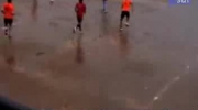 Turniej piłki nożnej w deszczu