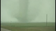 Mega tornado przecina drogę