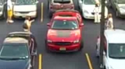 Kobieta wyjeżdżająca z parkingu