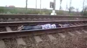 Dzieci rzucają się pod pociąg