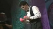 juggler-plays-piano