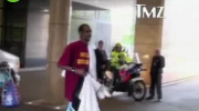 Snoop Dogg i jego ekipa wprowadzaja sie do hotelu