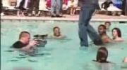 Criss Angel spaceruje po wodzie