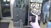 Dziewczynka okrada automat z zabawkami