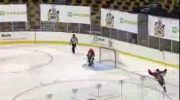 Dziewięciolatek strzela przepiękną bramkę podczas 1v1 w hokeju.