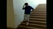 Efektowny sposób schodzenia po schodach