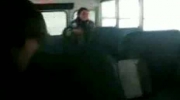 Dziewczyna walnęła w sufit autobusu
