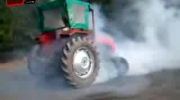 Palenie gumy traktorem