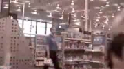 nagranie niesamowitego  faceta z kamerki stojącej na półce w hipermarkecie