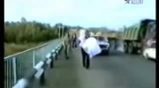 niesamowity ślub i zmasakrowane auto - podczas przenoszenia panny młodej przez most ciężarówka