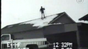 bolesny upadek przy zjeździe na nartach z dachu