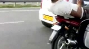 SMS na leżąco na motocyklu