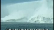Wielkie góra lodowa dryfuje po oceanie