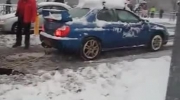 Subaru wyciąga TIRa ze śniegu